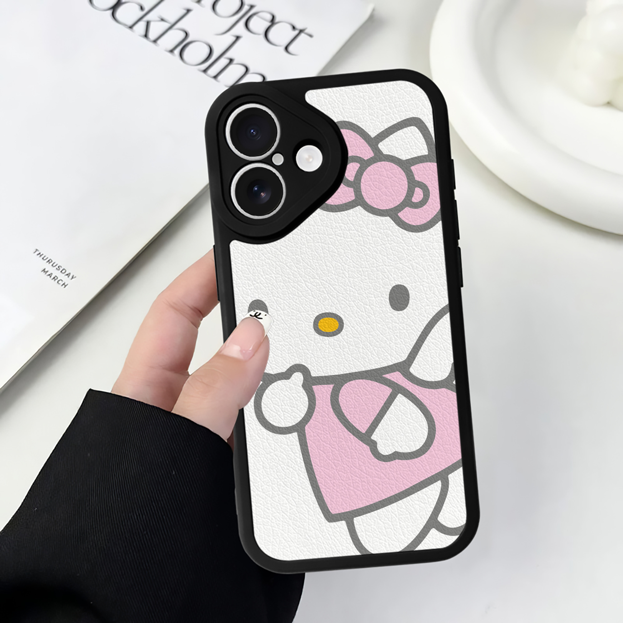 （画像用） Hello Kitty ハローキティ 【iPhone 16シリーズ対応】シリコンスマホケース（レザー調） 材質：シリコン